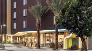 Un hotel moderno con fachada plana, múltiples ventanas y un cartel llamativo de Springhill Suites Marriott.
