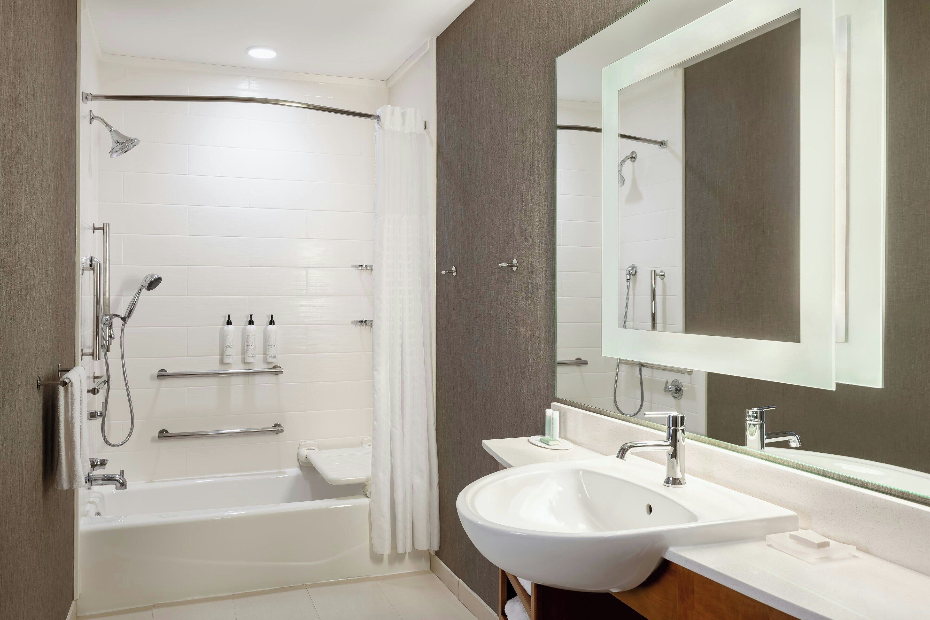 Ensemble douche/baignoire, articles de toilette gratuits, sèche-cheveux