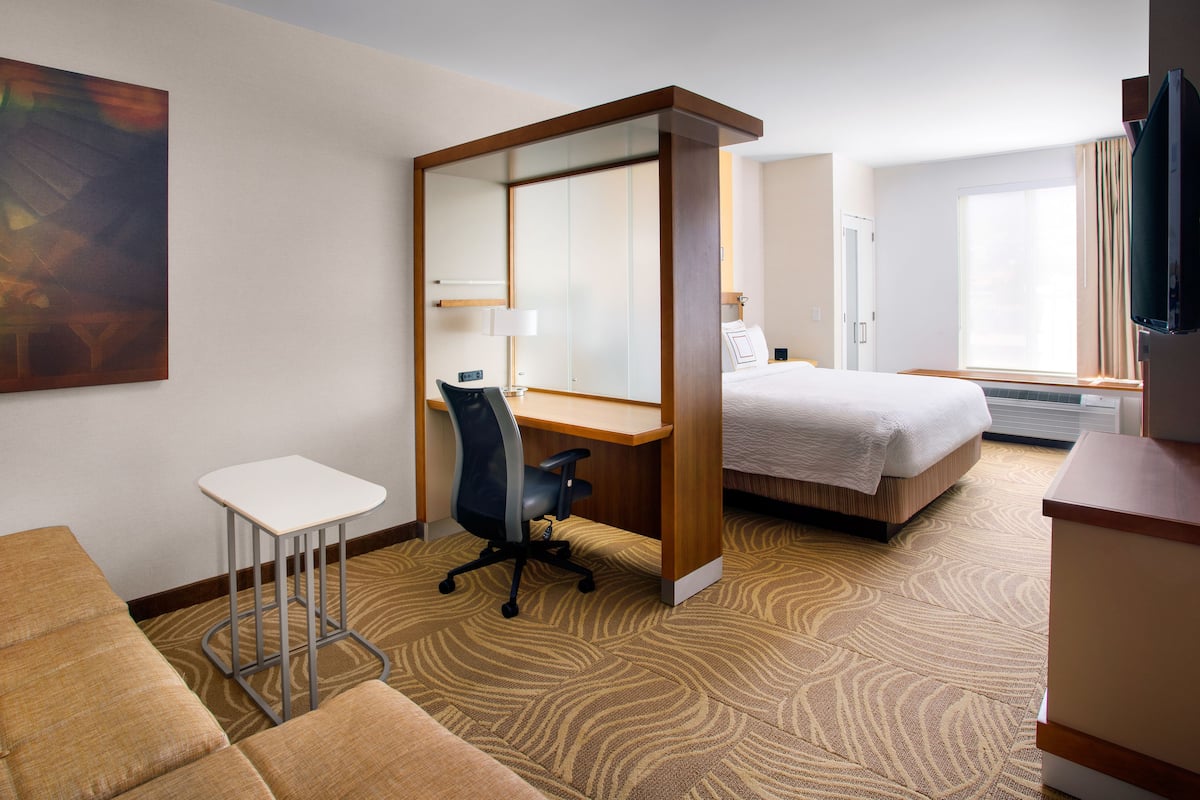 Premium bedding, in-room safe, desk, iron/ironing board