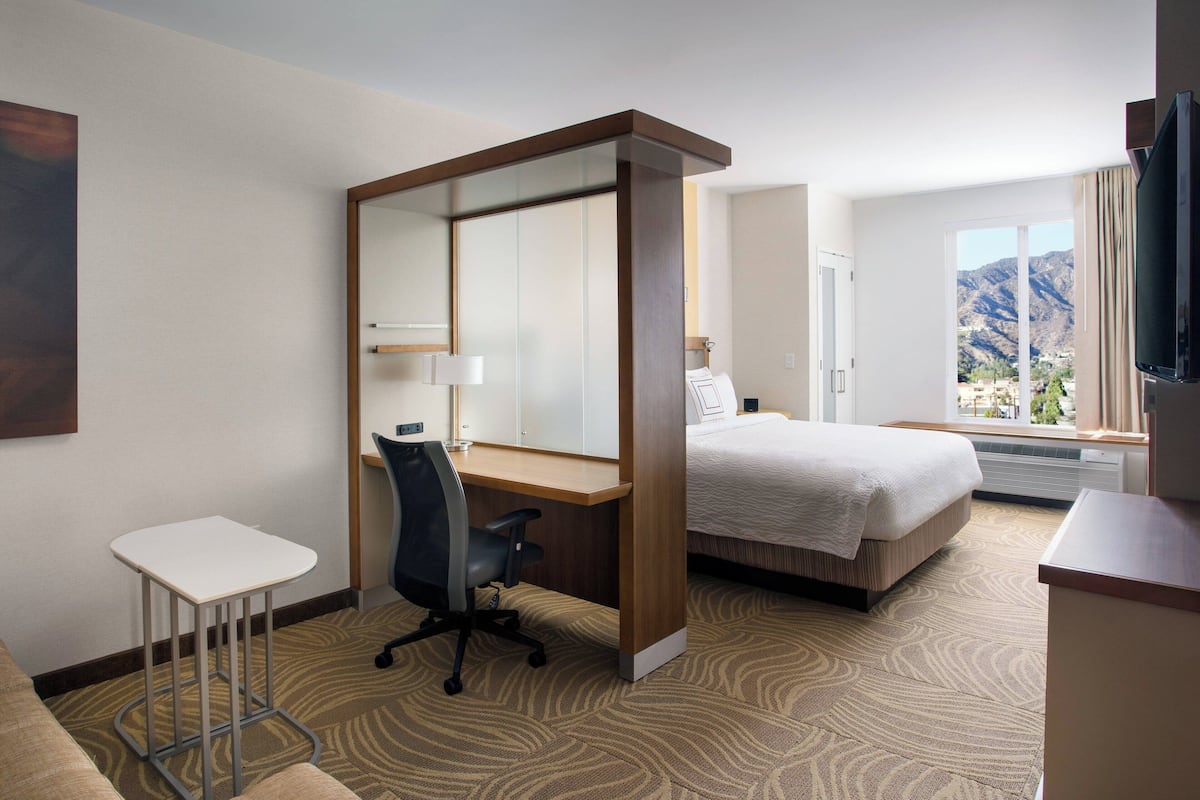 Premium bedding, in-room safe, desk, iron/ironing board