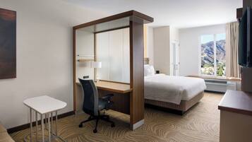 Hochwertige Bettwaren, Zimmersafe, Schreibtisch, Bügeleisen/Bügelbrett