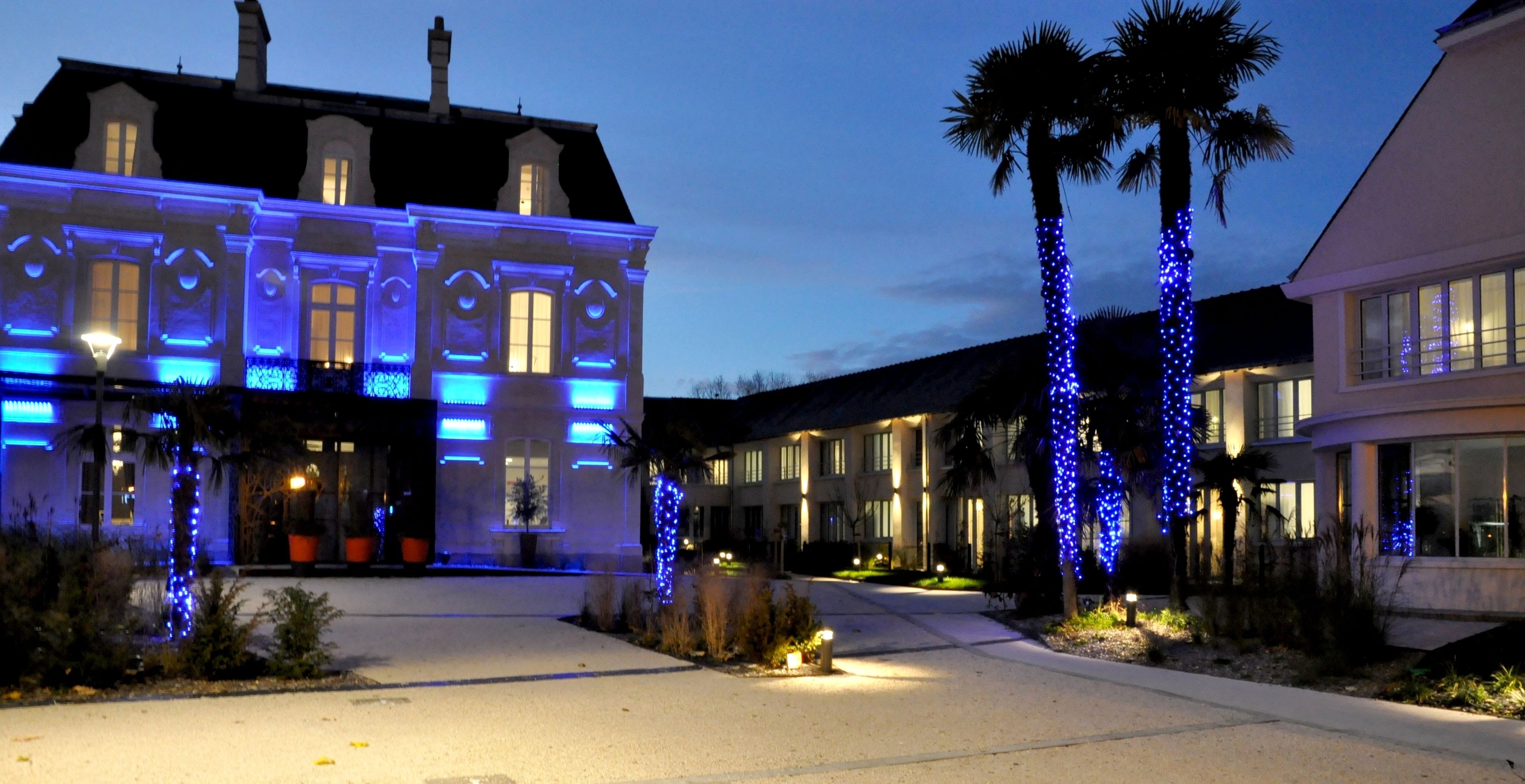 Voorkant accommodatie - avond/nacht