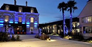 Fassade der Unterkunft – Abend/Nacht