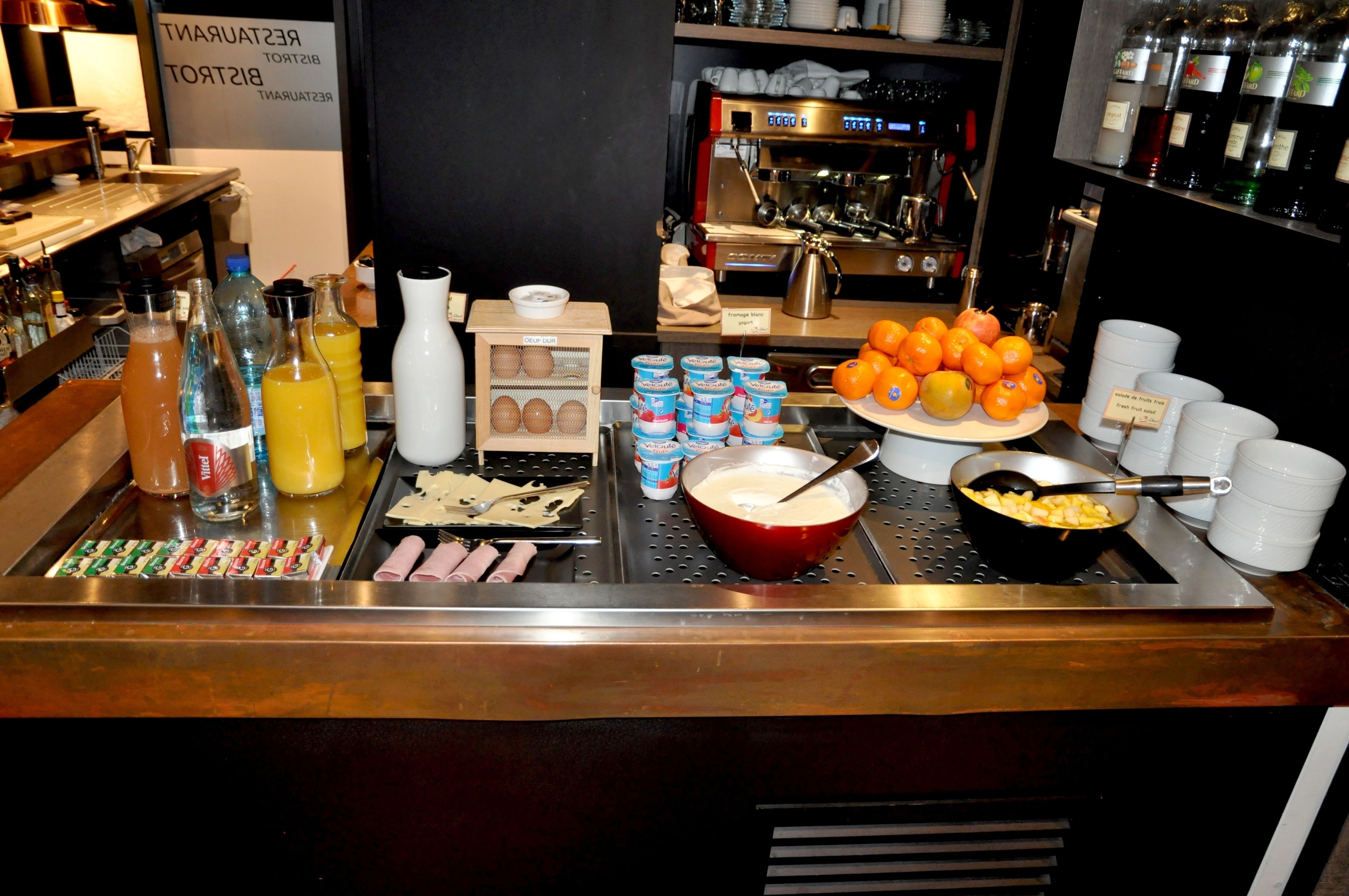 Petit déjeuner buffet (16 EUR par personne)