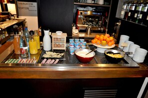 A breakfast bar with various food items, beverages, and condiments. - Les 3 Lieux - Hôtel, Restaurant, Espace sensoriel (Les Ponts-de-Ce)