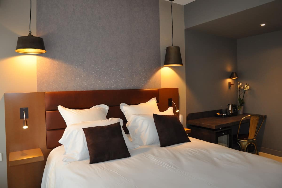 Habitación Business | Ropa de cama de alta calidad, minibar, caja fuerte y escritorio