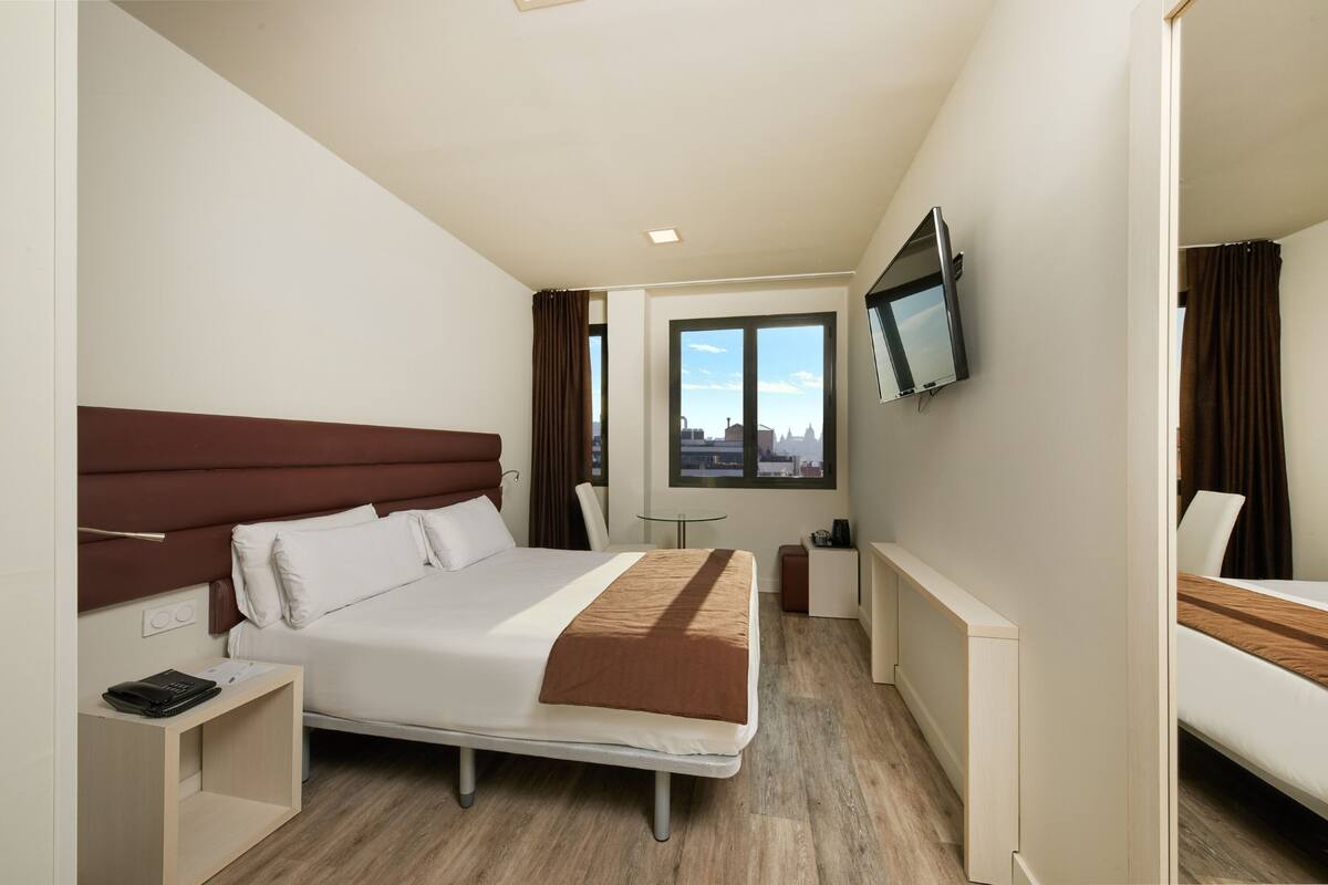 Double Room | Minibar, in-room safe, blackout curtains, soundproofing