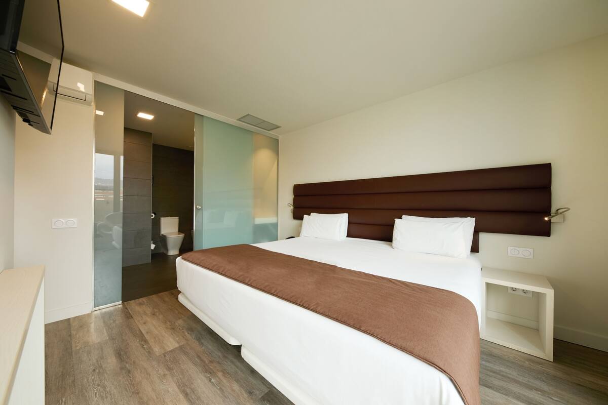 Studiosuite, 1 kingsize-seng, balkong | Minibar, safe på rommet, blendingsgardiner og lydisolert