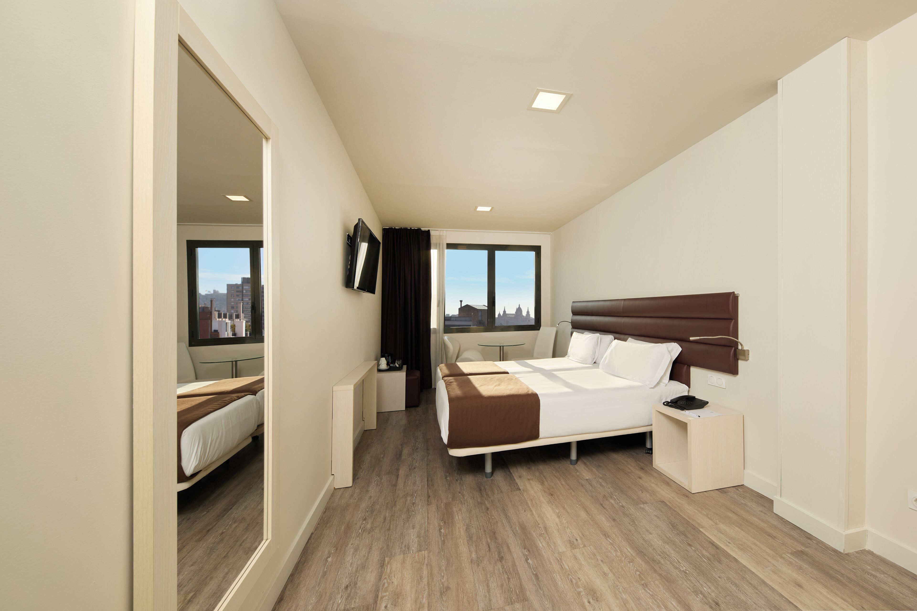 双床房 | 迷你吧、客房内保险箱、遮光窗帘、隔音