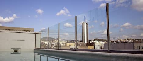 Piscina externa sazonal, funciona das 10h às 20h, espreguiçadeiras