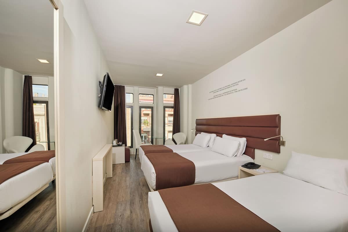 Zweibettzimmer (Extra bed) | Minibar, Zimmersafe, Verdunkelungsvorhänge, schallisolierte Zimmer