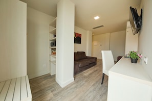Studiosviitti, 1 suuri parisänky, parveke | Minibaari, tallelokero huoneessa, pimennysverhot, äänieristys