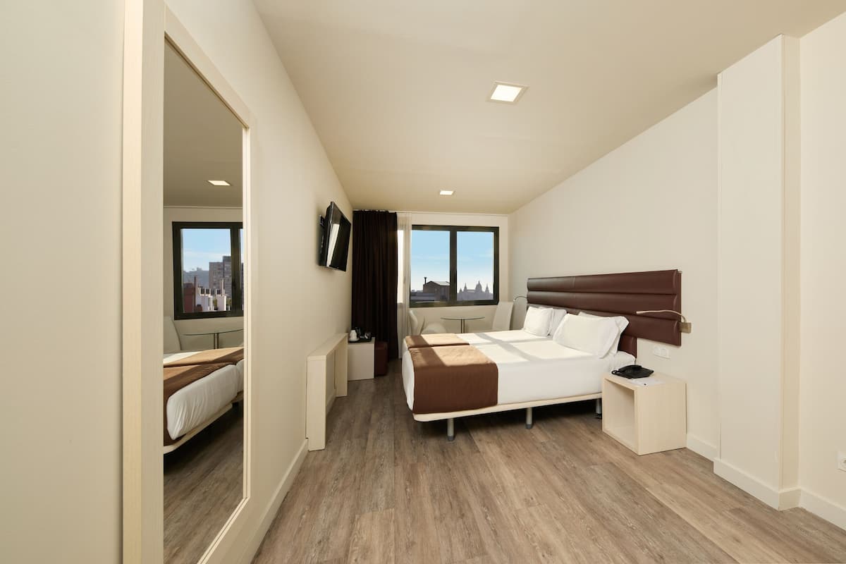 Twin Room | Minibar, in-room safe, blackout curtains, soundproofing