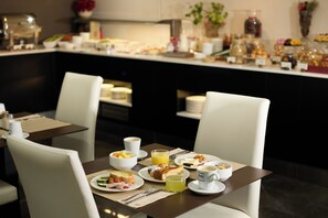 Food court - 1881 Barcelona Gran Rosellon Hotel (Barcelona)