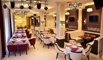 Breakfast, lunch, dinner served; Italian cuisine 