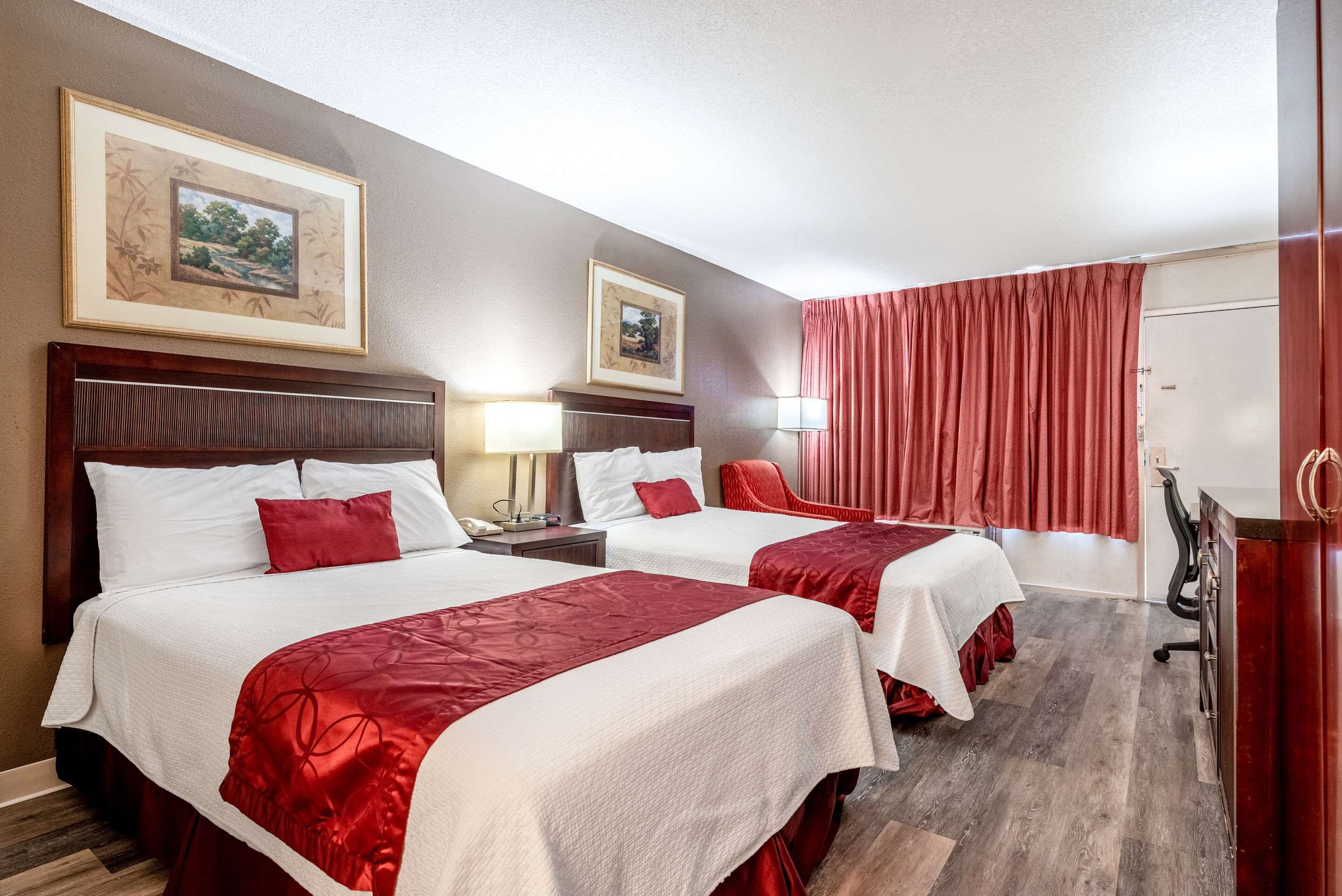 Habitación estándar, 2 camas matrimoniales, para fumadores | Escritorio, wifi gratis y ropa de cama 