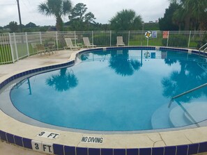A swimming pool with a 3 ft depth limit and a 'No Diving' sign.