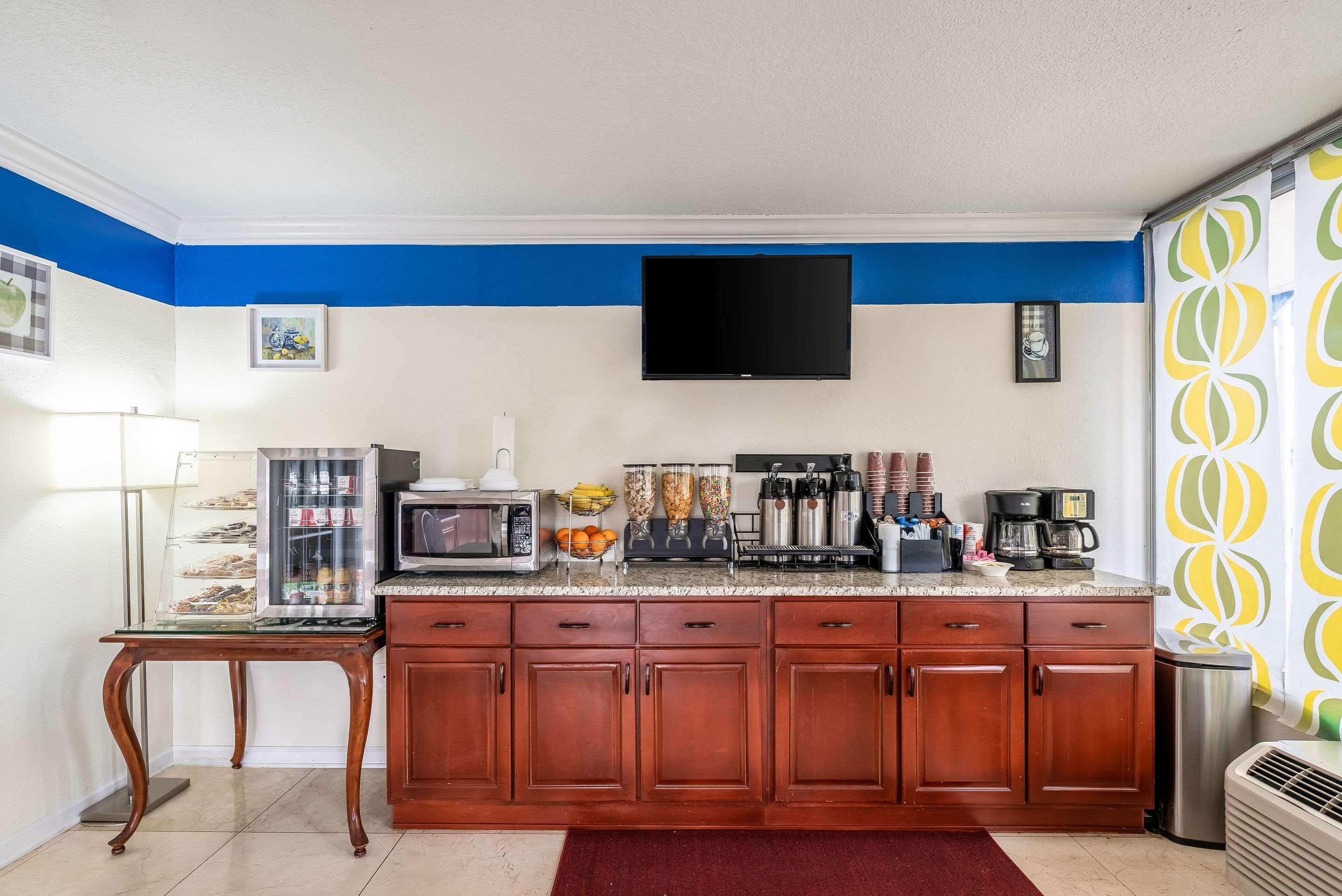 Free daily continental breakfast