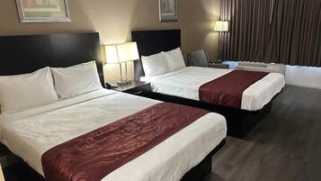 Quarto, 2 camas de casal, acessível, para não fumantes | Escrivaninha, Wi-Fi de cortesia, roupa de cama