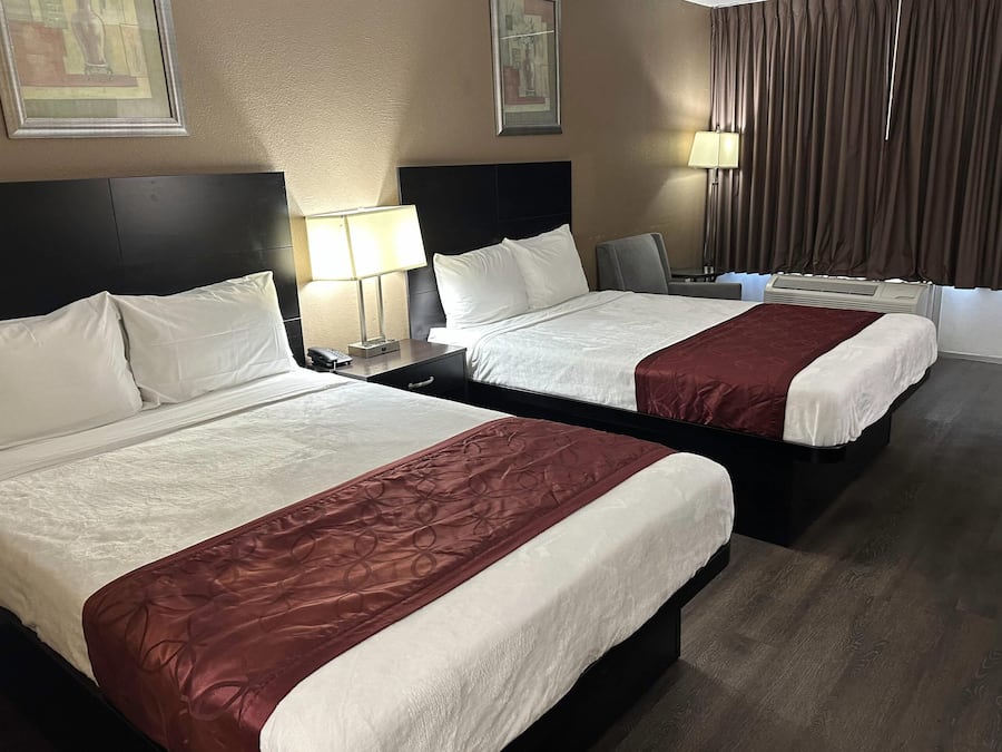 Zimmer, 2 Doppelbetten, barrierefrei, Nichtraucher | Schreibtisch, kostenloses WLAN, Bettwäsche