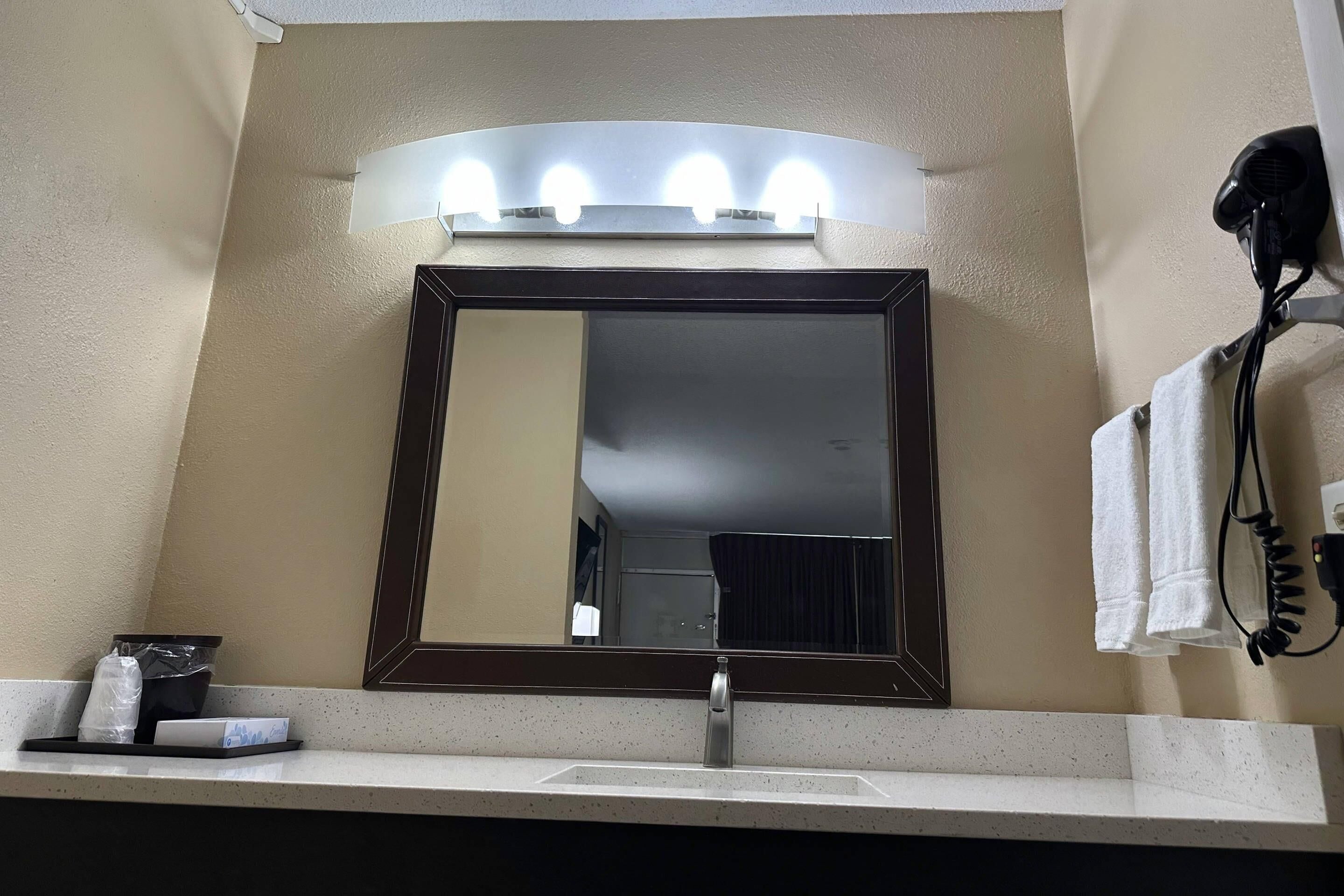 Standard Room, 1 Katil Raja (King), Non Smoking | Meja, Wi-fi percuma, cadar katil 