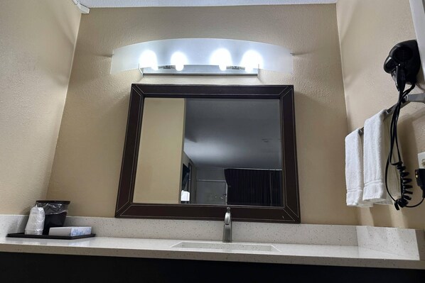 Standard Room, 1 King Bed, Non Smoking | Desk, free WiFi, bed sheets - Rodeway Inn Bushnell (Bushnell)