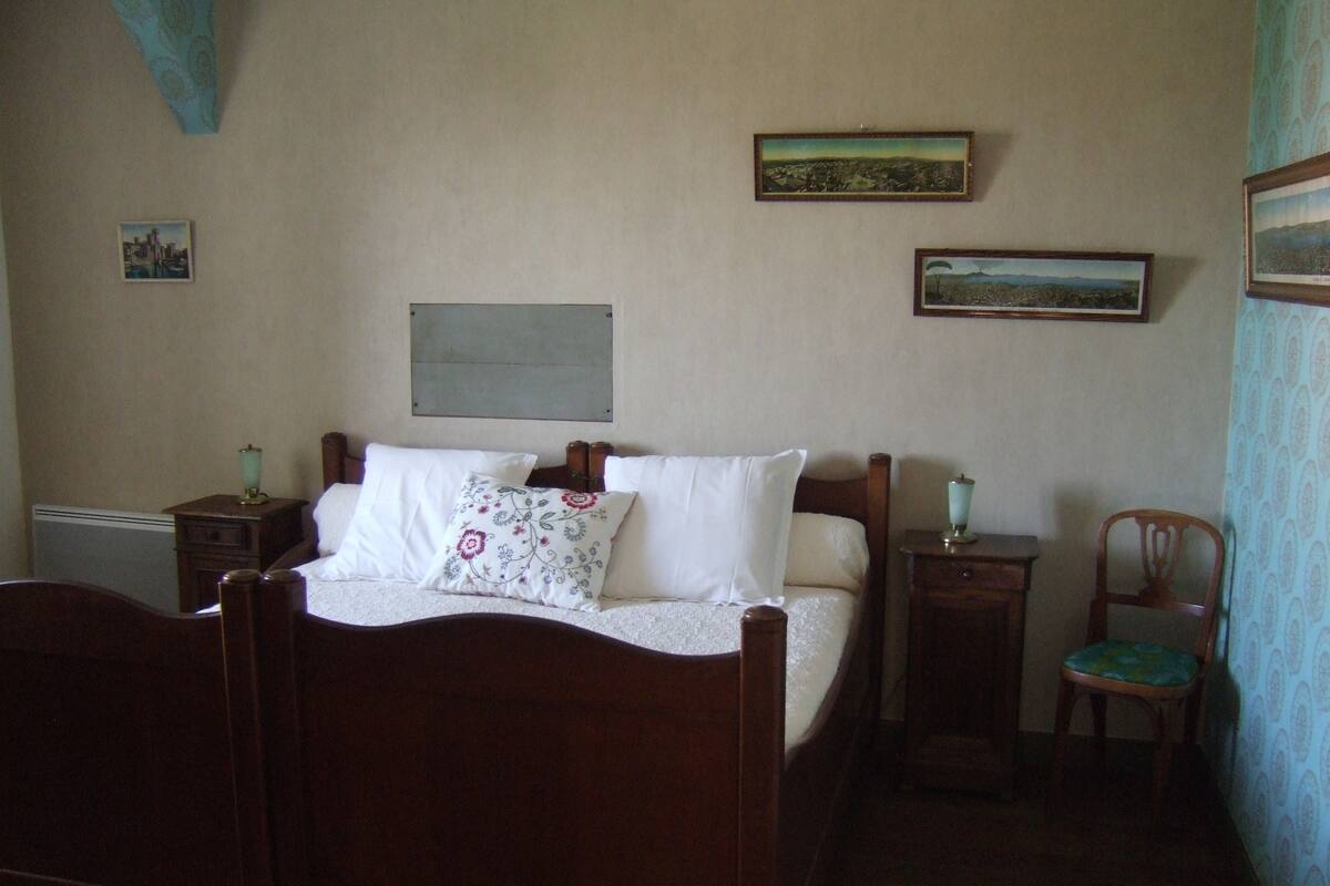 Room | Peralatan tempat tidur premium, dihias secara berasingan