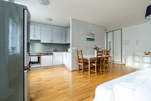 Deluxe Apartment, 3 Bedrooms | Private kitchen