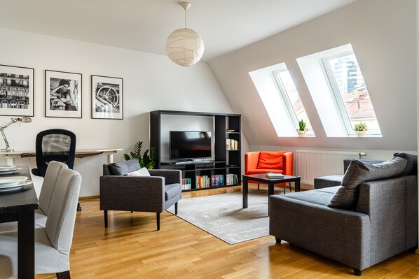 Apartamento luxo, 2 quartos | Área de estar