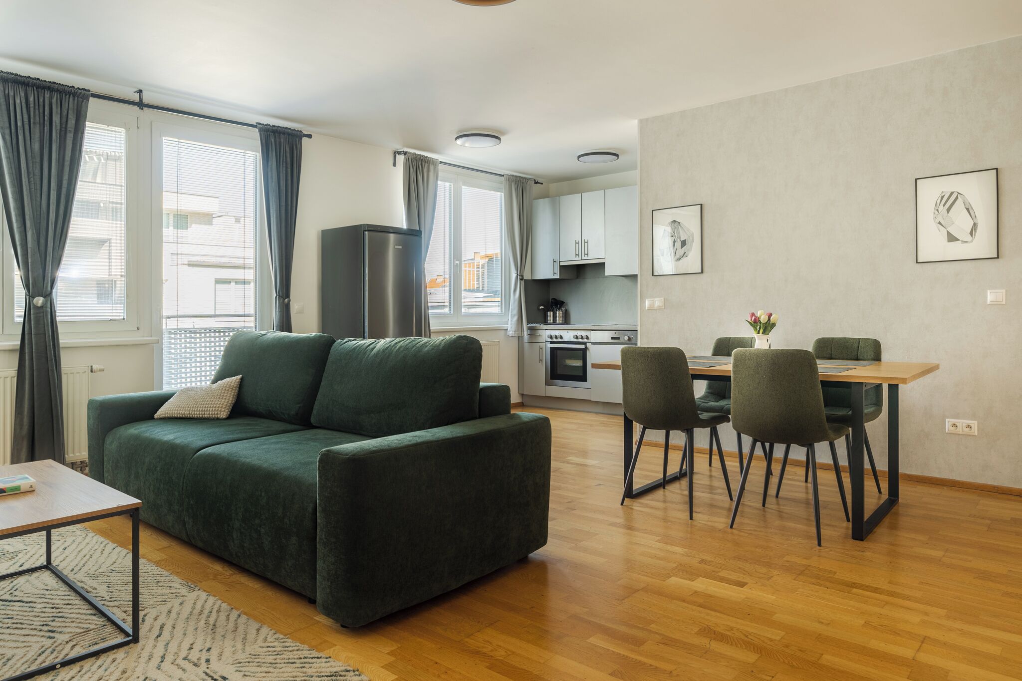 Una sala de estar moderna con un sofá y un comedor con sillas y una mesa.
