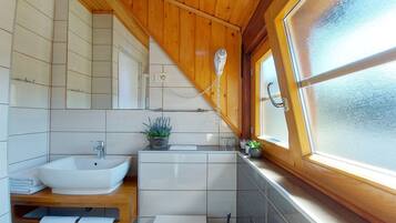 Double Roof room | Kylpyhuone | Suihku, ilmaiset hygieniatuotteet, hiustenkuivaaja, pyyhkeet
