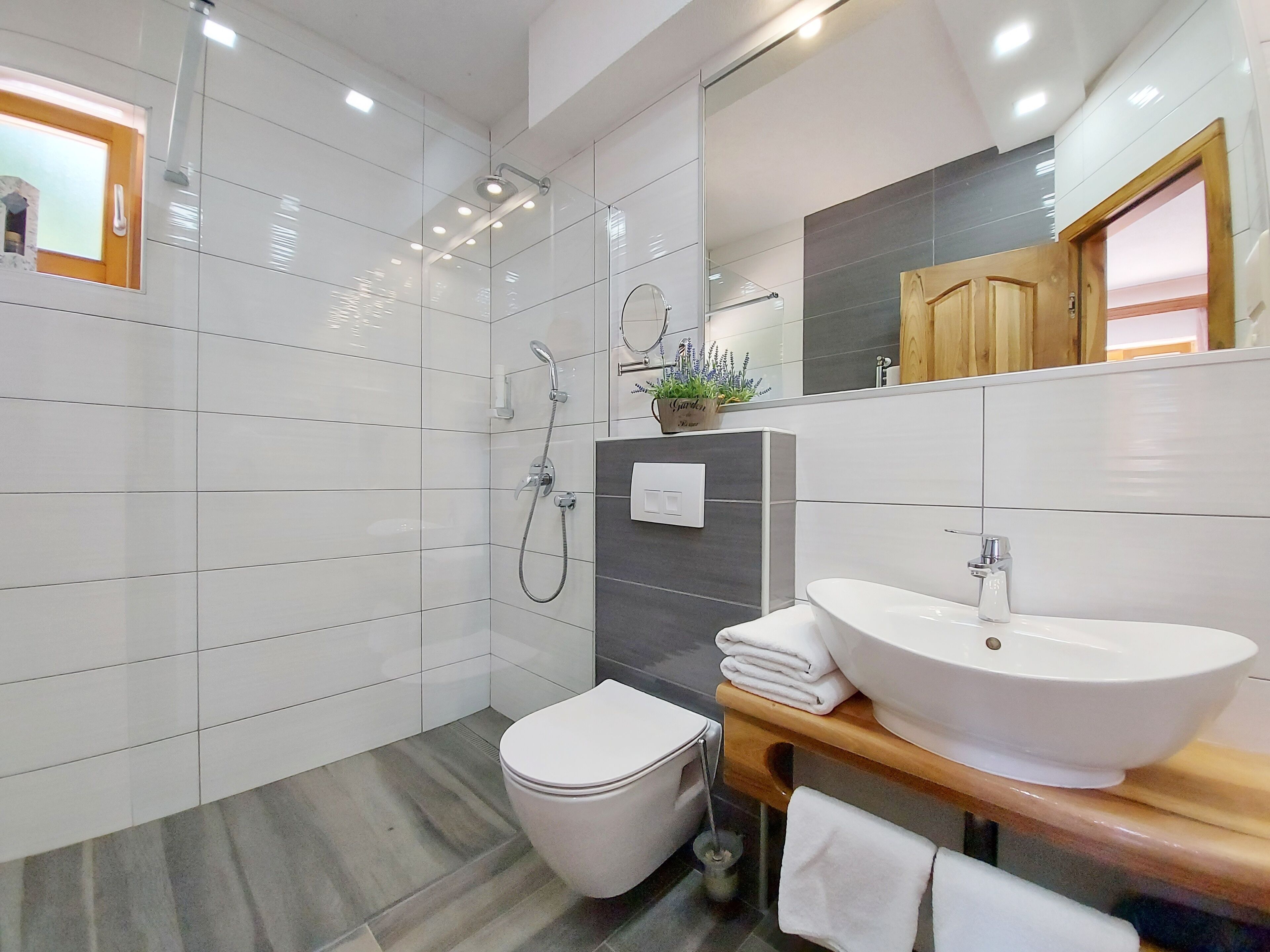 淋浴设施、免费洗浴用品、吹风机、毛巾