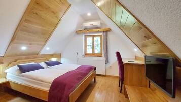 Triple Roof room | Tallelokero huoneessa, työpöytä, ilmainen Wi-Fi, vuodevaatteet