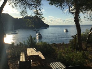 Utendørsbasseng, bassengparasoller og solsenger