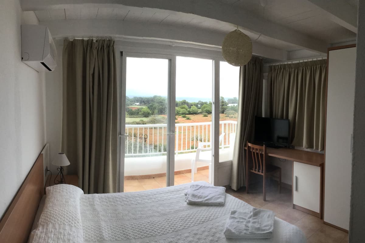 Apartment, 1 Bedroom, Terrace | Meja, langsir/tirai gelap terus, seterika/papan seterika