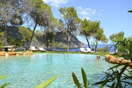 Outdoor pool, pool umbrellas, pool loungers. Hostal Cala Boix