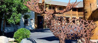 Moose Creek Lodge & Suites