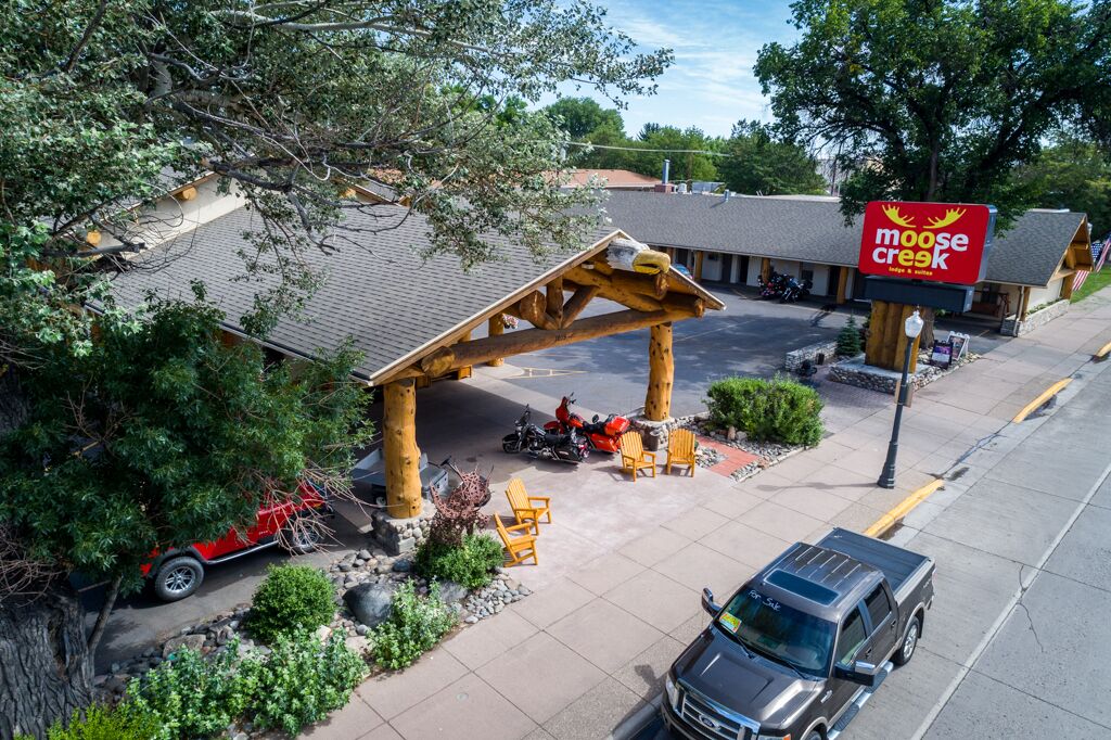 Un restaurant appelé Moose Creek, doté d’une terrasse et d’un patio couvert.