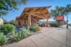 Front of property - Moose Creek Lodge & Suites (Cody)