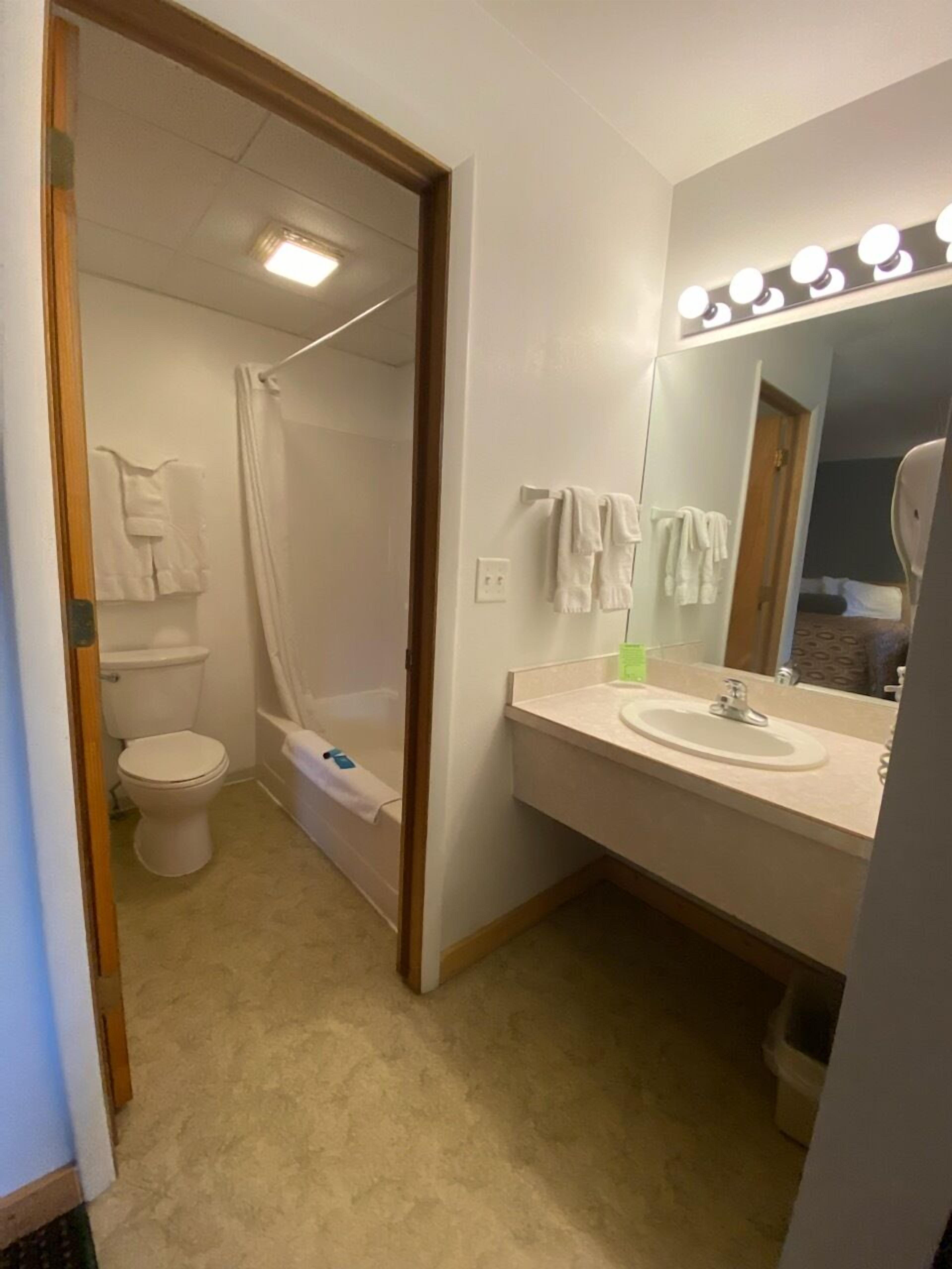 Un baño con ducha, inodoro y lavamanos.