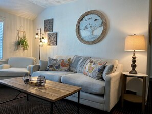 Habitación Deluxe | Área de sala de estar | Televisión de pantalla plana de 32 pulgadas con canales por cable 