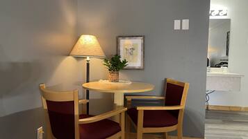 Klassieke kamer, 2 queensize bedden (No Pets on Premise) | Individueel gedecoreerd, individueel gemeubileerd, babybedden (toeslag)