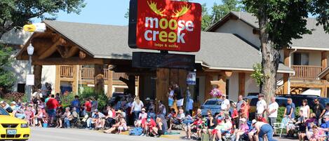 A building with a sign that reads "moose creek lodge & suites."
