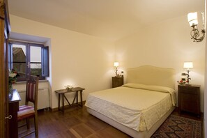 Sängtillbehör av högsta kvalitet, minibar och skrivbord