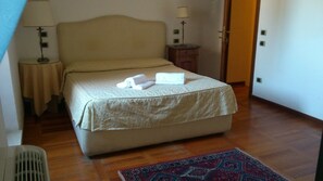 Traditionellt dubbelrum - 1 dubbelsäng | Sängtillbehör av högsta kvalitet, minibar och skrivbord