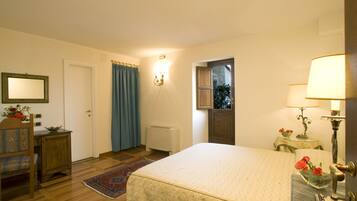 Traditional Double Room, 1 Double Bed | Premium bedding, minibar, desk, free cribs/infant beds