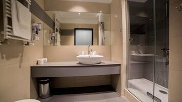 Dusche, kostenlose Toilettenartikel, Haartrockner, Handtücher