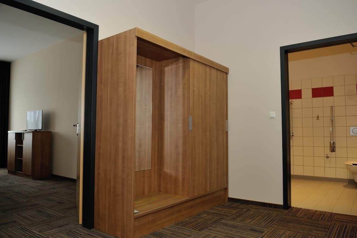 desk, free cots/infant beds, rollaway beds, free wifi