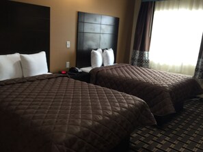 Kahden hengen huone (2 Full Beds, Kitchenette) | Tallelokero huoneessa, pimennysverhot, silitysrauta/-lauta