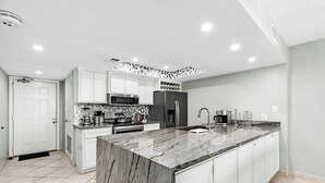 Condo Cao cấp, 2 phòng ngủ, 2 phòng tắm, sát bãi biển | Bếp riêng | Dụng cụ pha cà phê/trà, tủ lạnh, lò vi sóng 